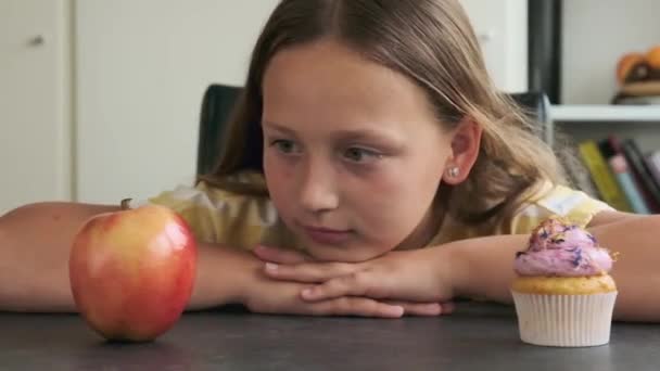 Uma Escolha Difícil Frutas Doçura Menina Escolhe Entre Cupcake Uma — Vídeo de Stock