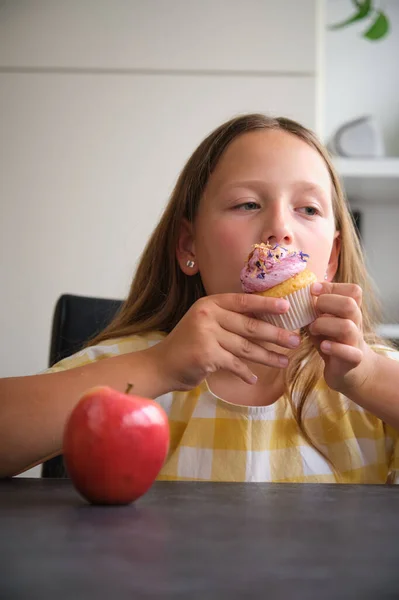Трудный Выбор Фруктов Сладости Girl Chooses Ccake Apple — стоковое фото