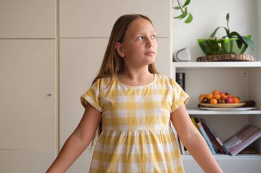 Meyve ya da tatlılığın zor bir seçimi. Kız kek ve elma arasında seçim yapar.