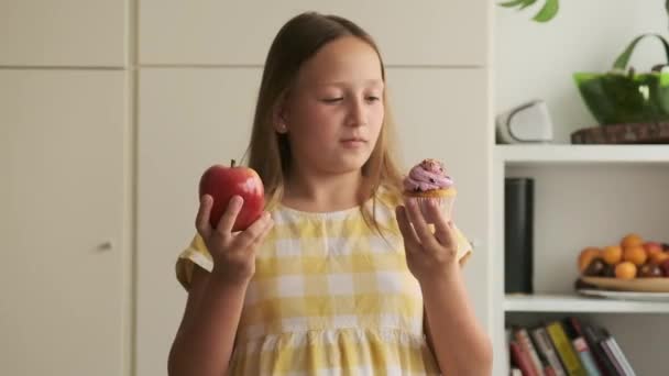 Een Moeilijke Keuze Van Fruit Zoetheid Het Meisje Kiest Tussen — Stockvideo