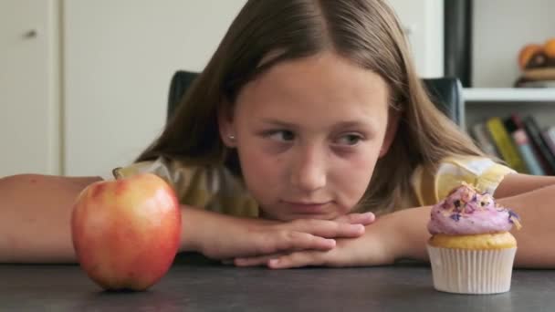 Eine Schwierige Wahl Zwischen Frucht Oder Süße Das Mädchen Wählt — Stockvideo