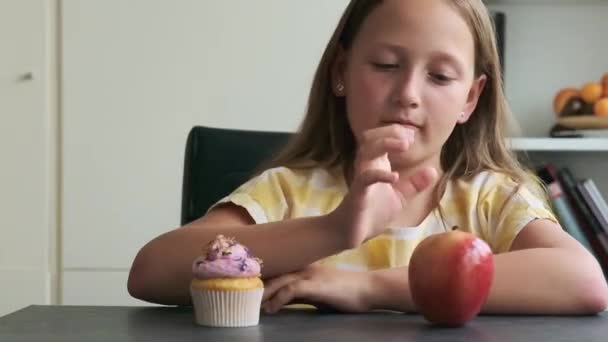 Una Elección Difícil Fruta Dulzura Chica Elige Entre Una Magdalena — Vídeos de Stock