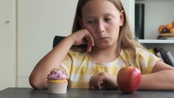 Una Elección Difícil Fruta Dulzura Chica Elige Entre Una Magdalena — Vídeos de Stock