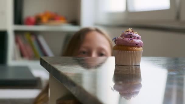 Chica Toma Delicioso Cupcake Con Crema Mesa — Vídeos de Stock