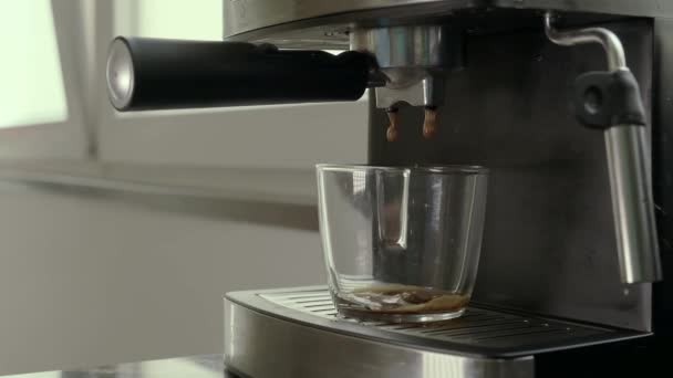 Café Quente Preto Derramado Uma Xícara Vidro Uma Máquina Café — Vídeo de Stock