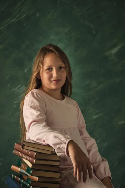 漂亮的小女孩摆姿势看书 — 图库照片