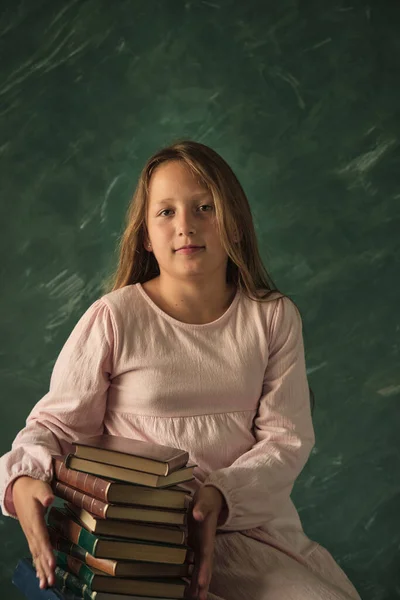 Mooi Klein Meisje Poseren Met Boeken — Stockfoto