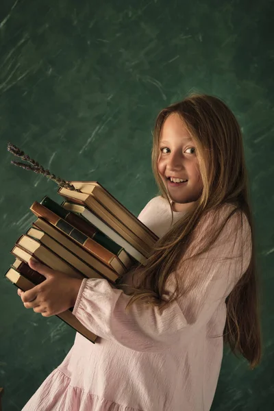 Mooi Klein Meisje Poseren Met Boeken — Stockfoto