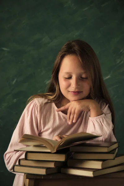 Όμορφο Κοριτσάκι Που Ποζάρει Βιβλία — Φωτογραφία Αρχείου