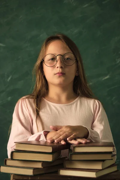 Mooi Klein Meisje Met Bril Poseren Met Boeken — Stockfoto