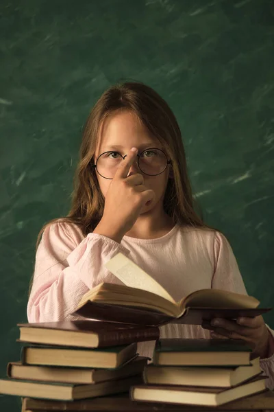 Gyönyörű Kislány Szemüveges Pózol Könyvek — Stock Fotó