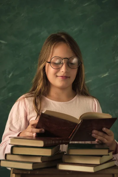 Красива Маленька Дівчинка Окулярах Позує Книгами — стокове фото