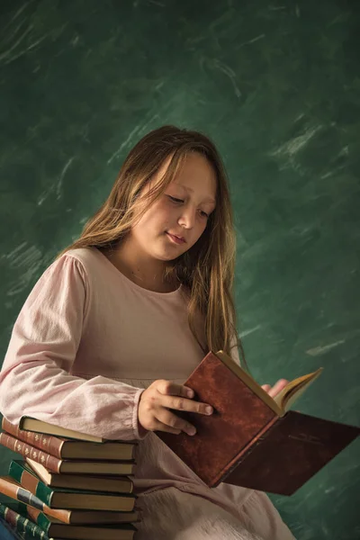 Красивая Маленькая Девочка Позирует Книгами — стоковое фото