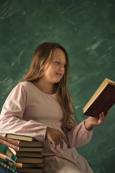 Hermosa Niña Posando Con Libros — Foto de Stock