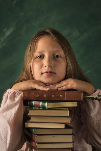 Mooi Klein Meisje Poseren Met Boeken — Stockfoto