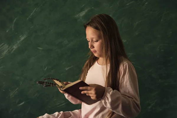 Mooi Klein Meisje Poseren Met Boeken — Stockfoto