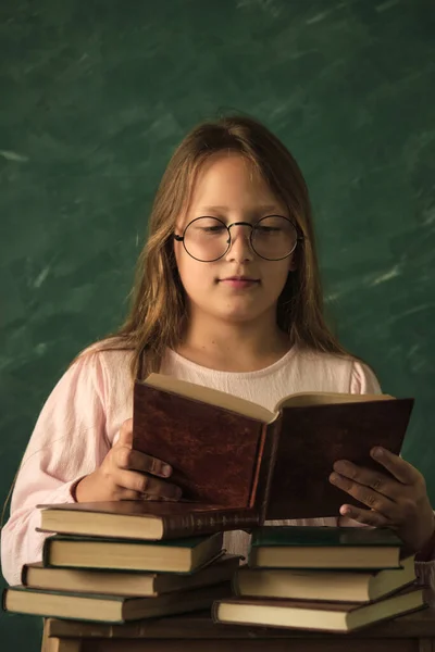 Mooi Klein Meisje Met Bril Poseren Met Boeken — Stockfoto