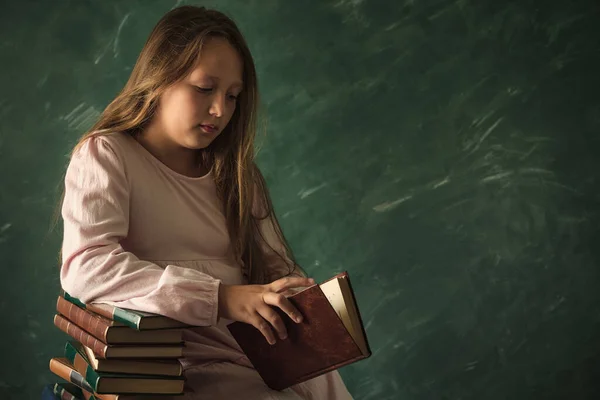 Mooi Klein Meisje Poseren Met Boeken — Stockfoto