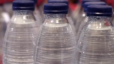 Marketin rafında bir şişe içme suyu var.