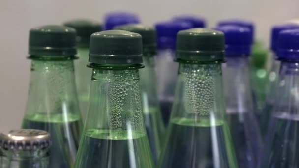 Trinkwasserflaschen Ladenregal — Stockvideo