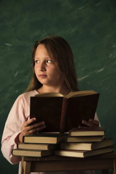 Красива Маленька Дівчинка Позує Книгами — стокове фото