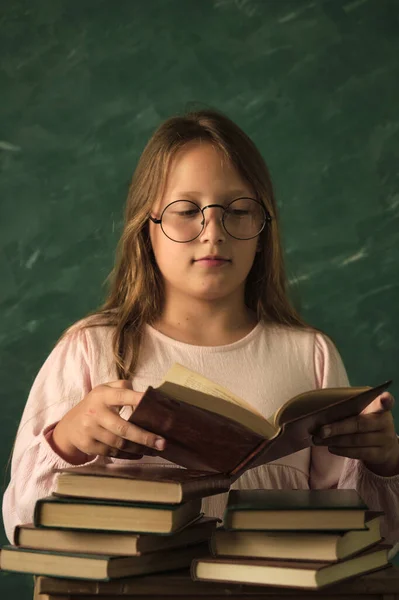 Hermosa Niña Con Gafas Posando Con Libros — Foto de Stock