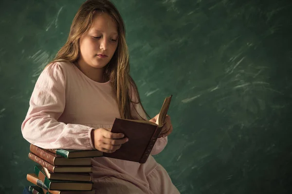 Gyönyörű Kislány Pózol Könyvekkel — Stock Fotó