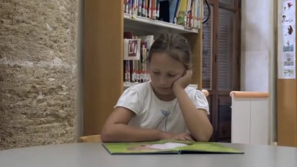 Una Chica Mira Libros Biblioteca — Vídeos de Stock