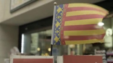 Valencia şehrinin İspanya 2022 sokaklarında sallanan küçük bir bayrak.