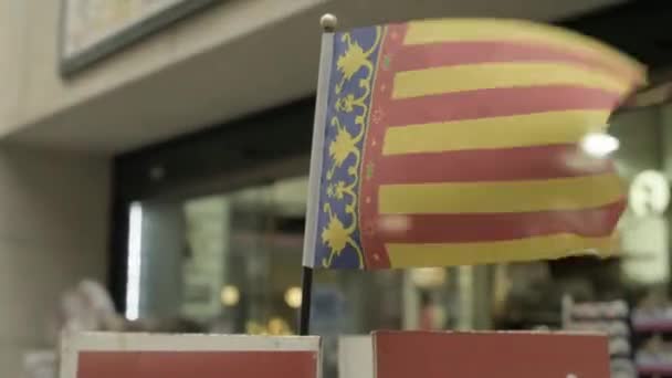Valencia Şehrinin Spanya 2022 Sokaklarında Sallanan Küçük Bir Bayrak — Stok video