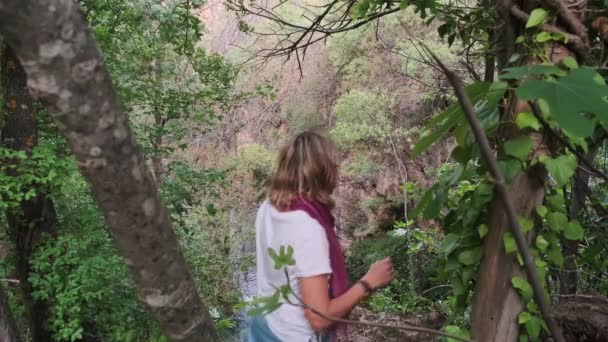 Κορίτσι Κοιτάζει Από Τον Γκρεμό Στο Ποτάμι — Αρχείο Βίντεο