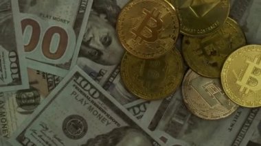 Polis kırmızı ve mavi flaşların arka planına karşı kripto paralar ve Amerikan doları üzerindeki şaraplar