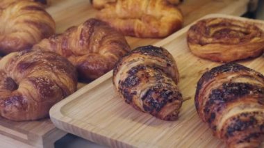 Fırın ya da kahve dükkanının rüzgarında ağız sulandıran kruvasanların yakın çekimi.