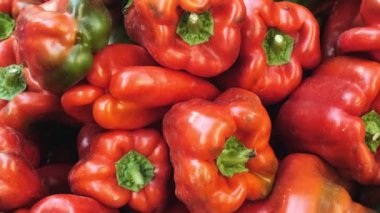 Mağazanın rafında parlak kırmızı dolma biberler. Yakın plan.