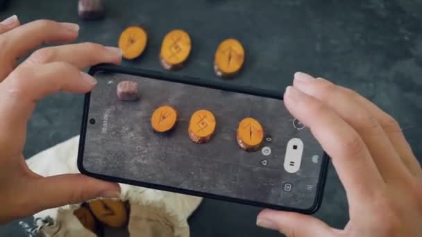 Girl Takes Pictures Takes Video Her Phone Alignment Prediction Scandinavian — Vídeo de Stock