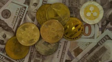 Kırmızı ve mavi parlayan polislerin arka planına karşı Amerikan doları üzerinde birkaç kripto para.