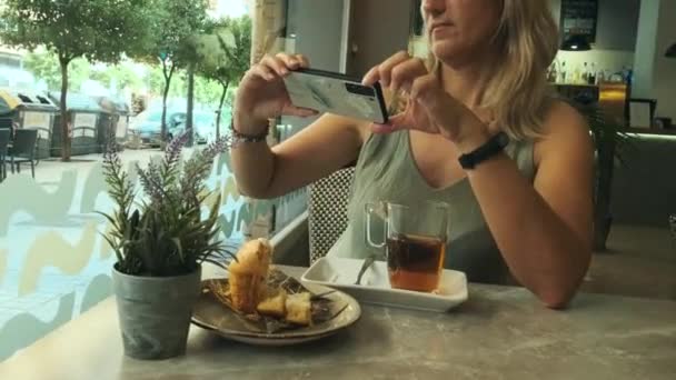 Ein Mädchen Trinkt Eine Stunde Mit Muffins Einem Eleganten Café — Stockvideo