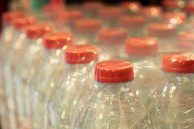 Dükkandaki rafta küçük bir şişe içme suyu var.