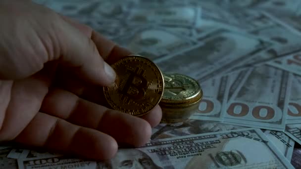 Dollars Bitcoins Table Mans Hand Sorting Coins — Αρχείο Βίντεο