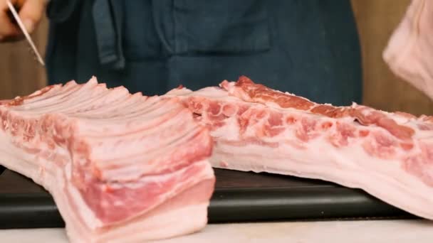 Costelas Porco São Cortadas Uma Tábua Madeira Por Homens Mãos — Vídeo de Stock