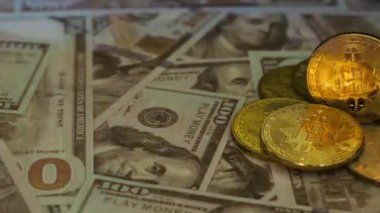 Kırmızı ve mavi parlayan polislerin arka planına karşı Amerikan doları üzerinde birkaç kripto para.