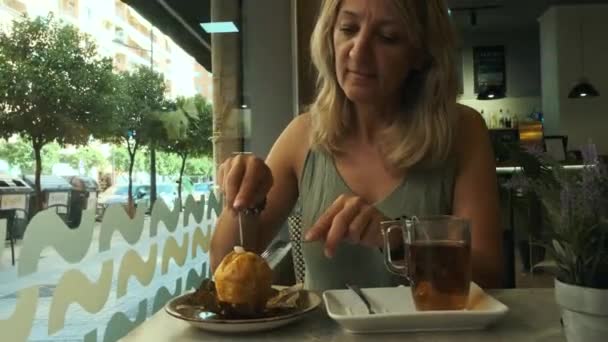 Girl Drinks Hour Muffins Elegant Cafe — Vídeo de stock