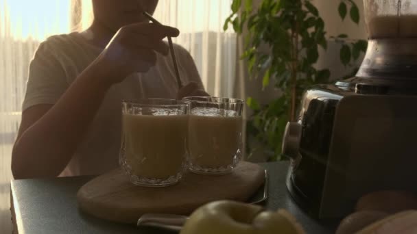 Tyttö Valmistaa Hedelmiä Maitoa Cocktail — kuvapankkivideo