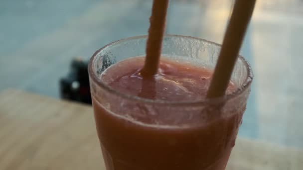 Bir Çocuğun Eli Kadehte Çilekli Muzlu Smoothie Karıştırıyor — Stok video