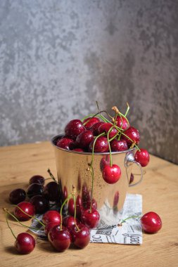 Olgun kirazlar metal bir kovaya doldurulur.