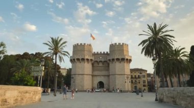 Gün batımında serranos kuleleri Bulutlu mavi gökyüzü Valencia İspanya 25-07-2022