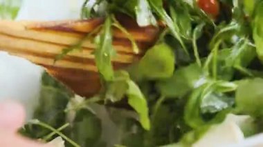 Bitmiş yeşil salatayı ahşap bir spatulayla karıştırıyorum.