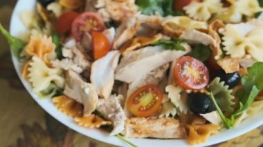 Domatesli renkli makarna salatası zeytinli tavuk ve roka.