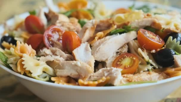 Salad Colored Pasta Tomatoes Eggs Olives Chicken Arugula — Stok Video