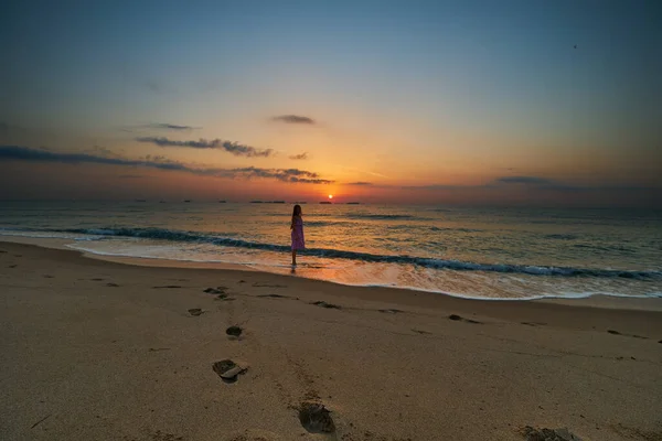 Silhouette Una Donna All Alba Sulla Riva Del Mare — Foto Stock